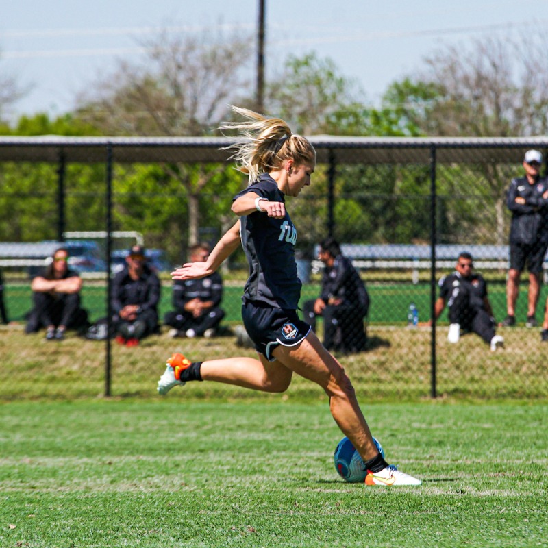 HoustonDash's tweet photo. Part of the squad ✍️

@natalieejacobs signs as an Injury Replacement Player

#HoldItDown