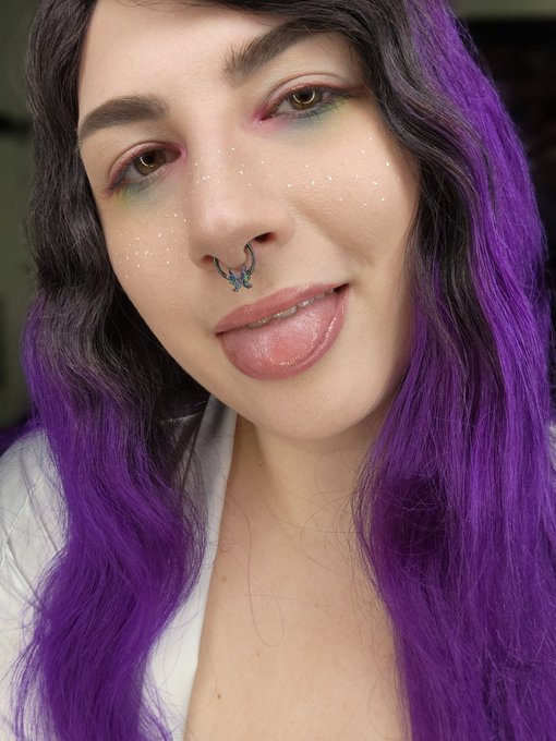 Good morning! I have a new nose ring  🧚&zwj;♀️ https://t.co/j3lD1YHbkd