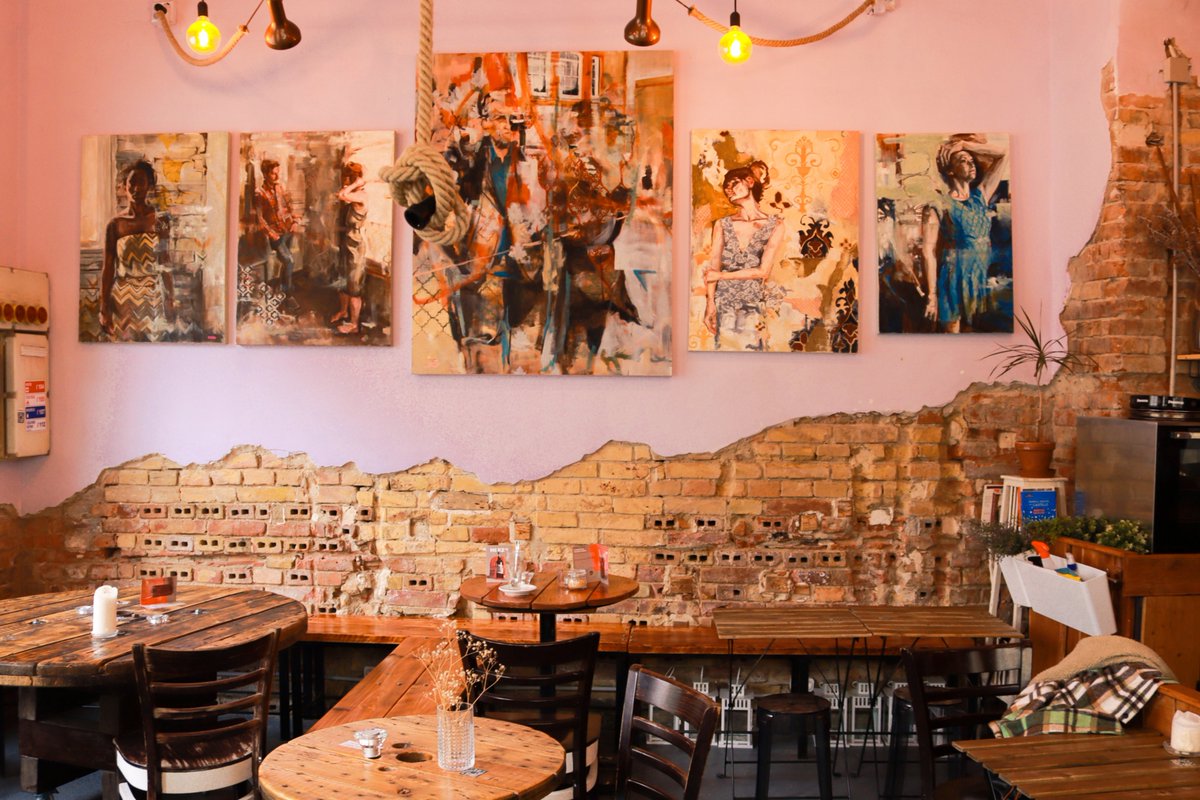 whileinBudapest's tweet photo. We won’t leave team #coffee behind either! 😍

Here is a special ☕️ place for you where you can enjoy art while having a nice cup of #specialitycoffee: 

📍 Charbon Art Café - https://t.co/hZAQAd7rF6 https://t.co/Xi6mnZXHuI