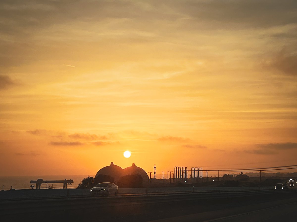 Fernando_6uzman's tweet photo. @milespphoto San Onofre Nuclear Power Plant. 

#goldenhour https://t.co/LsZCBroG7D