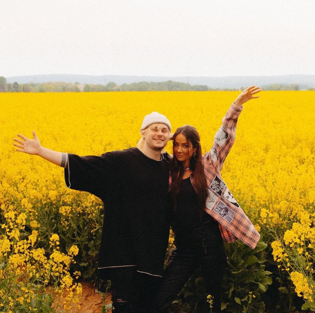iamyourhope_28's tweet photo. Beautiful man has a beautiful woman 💛
#MichaelIsBeautiful
#MichaelCliffordIsBeautiful https://t.co/srWa7kod09
