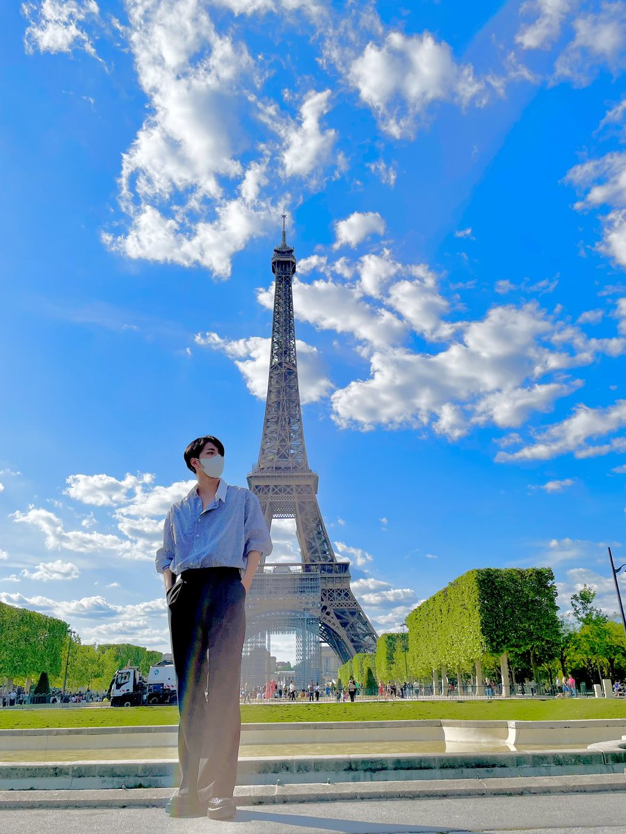 SONNGHWA's tweet photo. I guess this is how your camera roll will be filled with if you are dating me. Because, man, I am a model. And visual (I decided it myself). Anyways, we will see you soon, Paris! Let's have some fun together. A bientôt! 💙🤍❤️ https://t.co/wtPDEjw3Xk