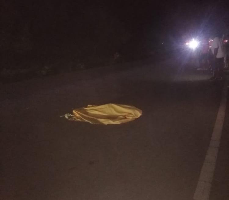 CaroraTv's tweet photo. Niño fue atropellado y a su vez falleció en la localidad de la Carretera Panamericana Sector Sábana Grande. Se conoce que el conductor del vehículo se fugó al instante de lo sucedido. Funcionarios de la CPNB se encuentran en respectivas investigaciones.
#CaroraTVNoticias https://t.co/gp3u1IGpR0