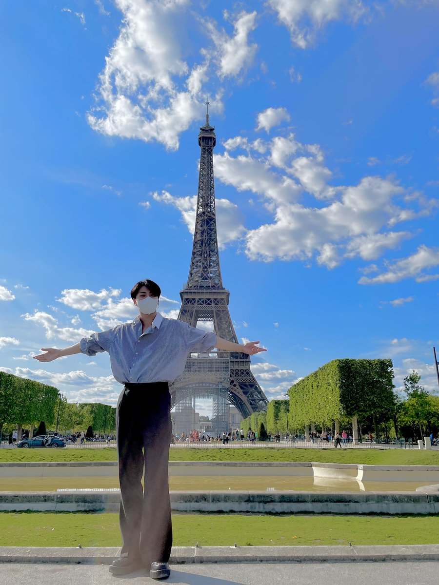 SONNGHWA's tweet photo. I guess this is how your camera roll will be filled with if you are dating me. Because, man, I am a model. And visual (I decided it myself). Anyways, we will see you soon, Paris! Let's have some fun together. A bientôt! 💙🤍❤️ https://t.co/wtPDEjw3Xk