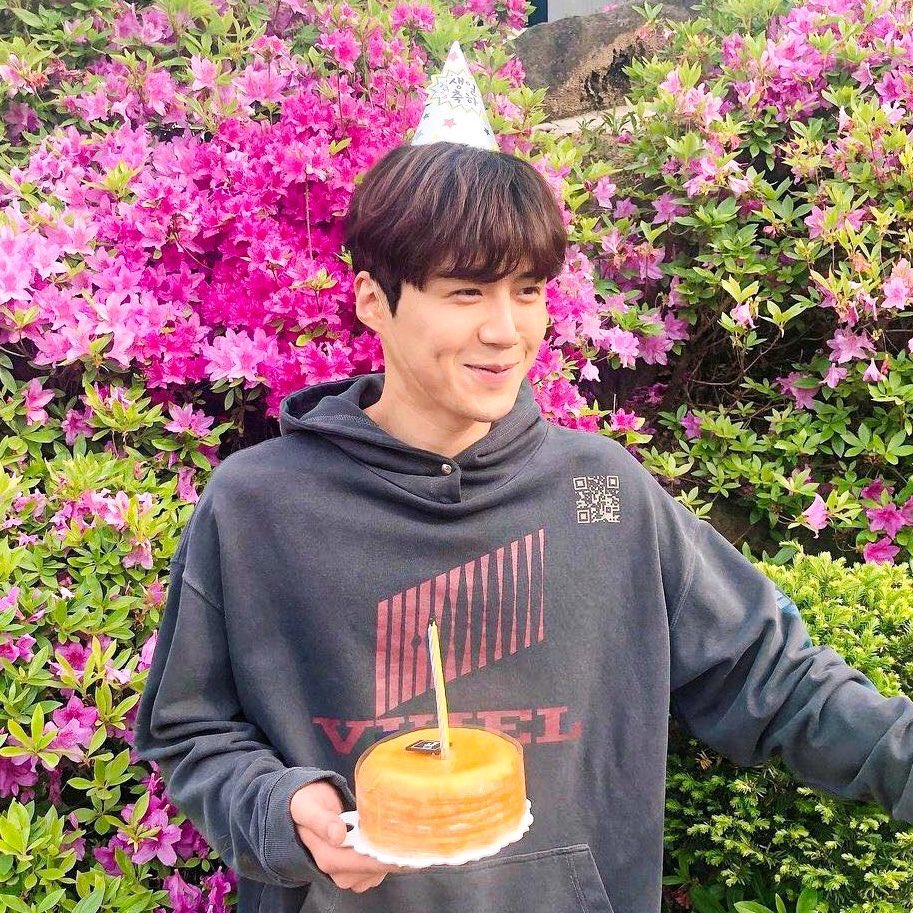 SEONHOLOOKS's tweet photo. Wishing the very talented, versatile and best actor our one and only Kim Seonho a very Happy Birthday! ◡̈ 💙 

ROMANTIC SEONHO DAY
#HappySeonhoDay
#GlobeKimSeonHo
#푸른달_여드레_피어난_선호 https://t.co/DV7TnGCZhl