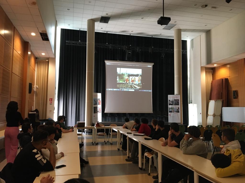 LyceeRudloff's tweet photo. La SNCF Réseau est venue à la rencontre d'élèves de Tale Bac Pro MEI, MELEC et SN #LyceeRudloff pour présenter différents métiers, proposer des recrutements directs en cdi #jobdatiing Nos filières ont le vent en poupe ! @LamonJuliette  @ArnaudSCHAEFFE2 @OlivierFaron @dafpic https://t.co/leqMXgy3dA