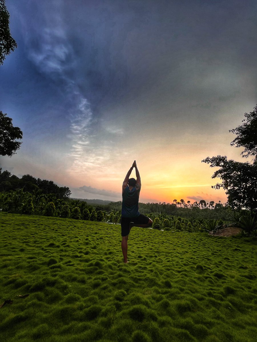 krishna_twiing's tweet photo. in every moment there is so much to give thanks for #sunsetcapture #gratitude https://t.co/9urMa8PsoI