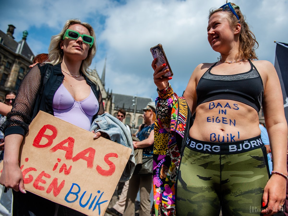 Solidarity protest for the right to abortion in the USA, organized in Amsterdam. May 7th © Romy Fernandez 🙌🙌🙌 #photojournalism #AbortionIsHealthcare #abortionisahumanright #USA #WomensRights #MyBodyMyChoice #BaasInEigenBuik