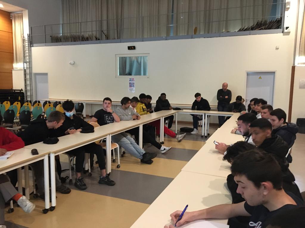 LyceeRudloff's tweet photo. La SNCF Réseau est venue à la rencontre d'élèves de Tale Bac Pro MEI, MELEC et SN #LyceeRudloff pour présenter différents métiers, proposer des recrutements directs en cdi #jobdatiing Nos filières ont le vent en poupe ! @LamonJuliette  @ArnaudSCHAEFFE2 @OlivierFaron @dafpic https://t.co/leqMXgy3dA