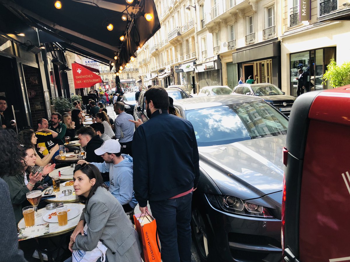 LCyclable's tweet photo. 🟡 2 voitures qui empêchent 20 personnes de bouger, de respirer, de regarder et de profiter. Dans 10 ans cet usage de l’espace public sera considéré abusif voire totalement absurde. #rueDeLisly https://t.co/AIEYFXx5Y3