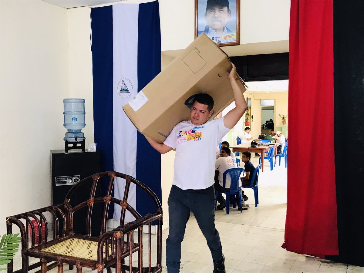 Dtto1Granada's tweet photo. #SandinoLuzVidayVerdad || Inicia la distribución de sillas de ruedas a protagonistas del departamento de Granada.✊🏾❤️🖤

#2022EsperanzasVictoriosas
#Nicaraguafito https://t.co/9fxMV7QjwT