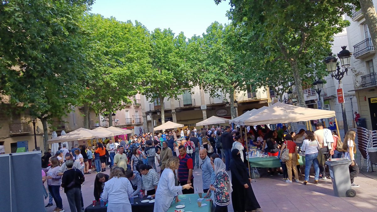 sebaixpenedes's tweet photo. Gran afluència de visitants a la Fira #portemlacienciaalcarrer , petits i grans gaudint de la ciència a la placa Nova de El Vendrell @EducaVendrell @educatiu @universitatURV planetari ja complet!!@educaciocat https://t.co/F35lohDTis