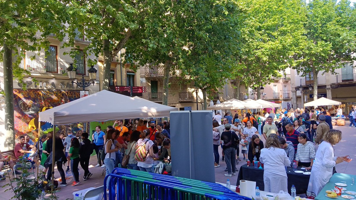 sebaixpenedes's tweet photo. Gran afluència de visitants a la Fira #portemlacienciaalcarrer , petits i grans gaudint de la ciència a la placa Nova de El Vendrell @EducaVendrell @educatiu @universitatURV planetari ja complet!!@educaciocat https://t.co/F35lohDTis