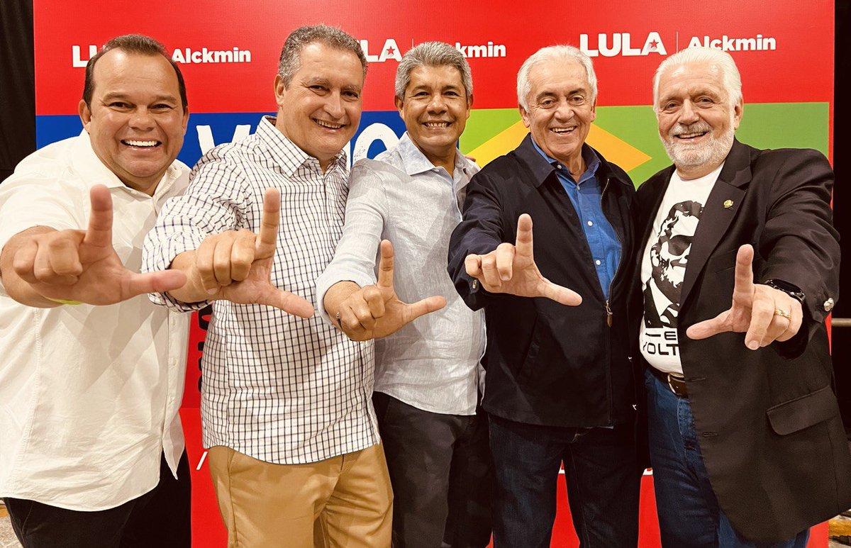 costa_rui's tweet photo. #TimeDeLula reunido para reconstruir nosso país! Devolver o sorriso ao rosto das pessoas, para que a gente volte a sentir o orgulho que já sentimos de sermos brasileiros! #VamosJuntosPeloBrasil https://t.co/7pGity0qOx
