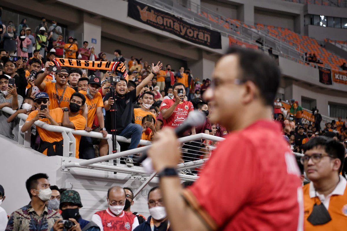aniesbaswedan's tweet photo. Alhamdulillah, hari ini janji itu dilunasi. Trofeo Silaturahmi Jakarta menghadirkan untuk pertama kalinya laga ekshibisi pemain Persija, legenda Persija serta ditonton langsung suporter The Jakmania di JIS.

#Persija
#TheJakmania
#StadionKita
https://t.co/F02tP3maFo https://t.co/PeTeHF0BpP
