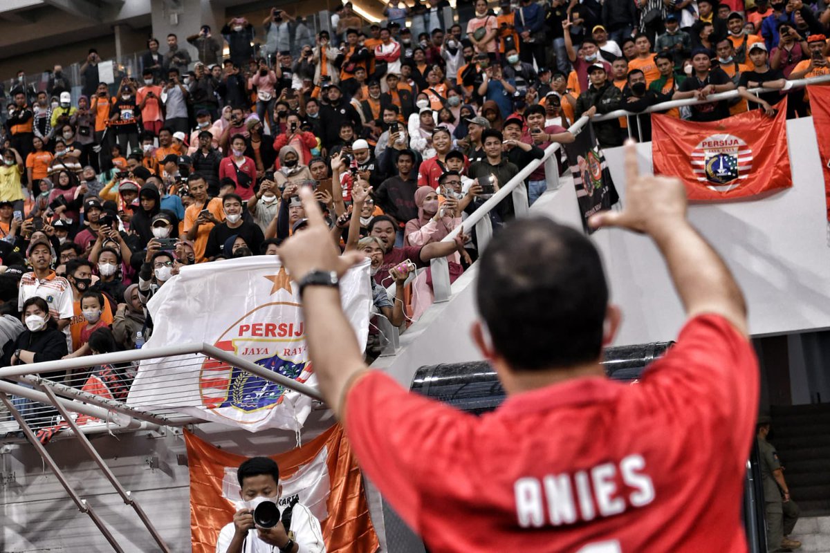 aniesbaswedan's tweet photo. Alhamdulillah, hari ini janji itu dilunasi. Trofeo Silaturahmi Jakarta menghadirkan untuk pertama kalinya laga ekshibisi pemain Persija, legenda Persija serta ditonton langsung suporter The Jakmania di JIS.

#Persija
#TheJakmania
#StadionKita
https://t.co/F02tP3maFo https://t.co/PeTeHF0BpP