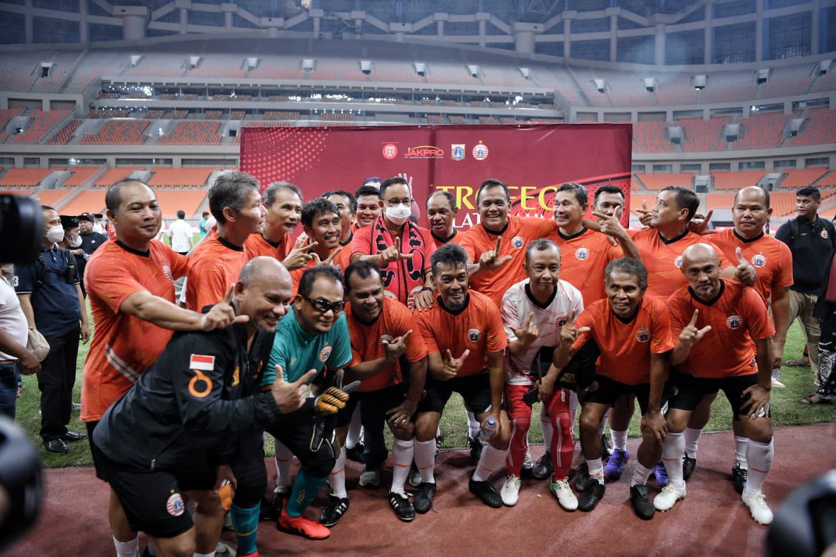 aniesbaswedan's tweet photo. Alhamdulillah, hari ini janji itu dilunasi. Trofeo Silaturahmi Jakarta menghadirkan untuk pertama kalinya laga ekshibisi pemain Persija, legenda Persija serta ditonton langsung suporter The Jakmania di JIS.

#Persija
#TheJakmania
#StadionKita
https://t.co/F02tP3maFo https://t.co/PeTeHF0BpP