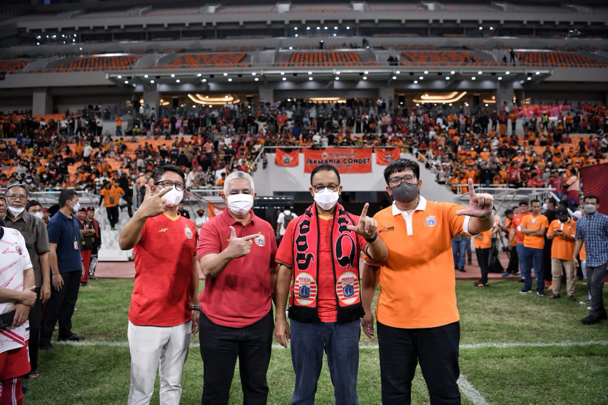 aniesbaswedan's tweet photo. Alhamdulillah, hari ini janji itu dilunasi. Trofeo Silaturahmi Jakarta menghadirkan untuk pertama kalinya laga ekshibisi pemain Persija, legenda Persija serta ditonton langsung suporter The Jakmania di JIS.

#Persija
#TheJakmania
#StadionKita
https://t.co/F02tP3maFo https://t.co/PeTeHF0BpP