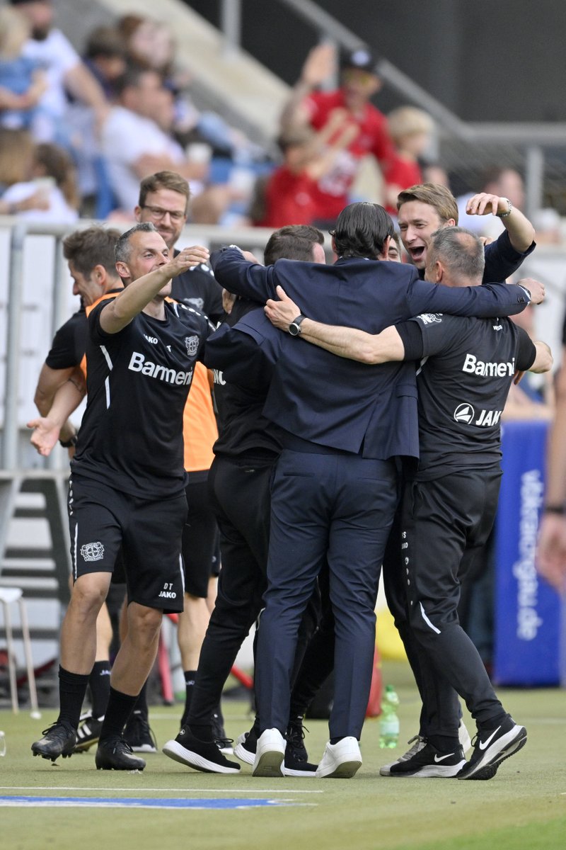 bayer04fussball's tweet photo. So sieht Freude aus! 

🖤 EIN TEAM! ❤️

#BayerinderChampionsLeague https://t.co/mHU3AUtbS4