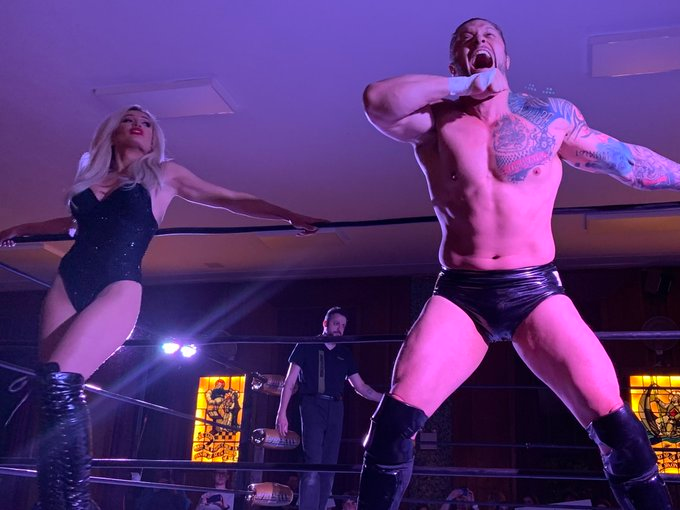 global_catch's tweet photo. -WrestlePro Gold Title Match
@DeonnRusman (c) bat @DiffMaker_Traxx
-@realKILLERkross (w/@Lady_Scarlett13) bat @JANELABABY par décision de l'arbitre
#BacktoBrooklyn https://t.co/MTI3NoN3Zj