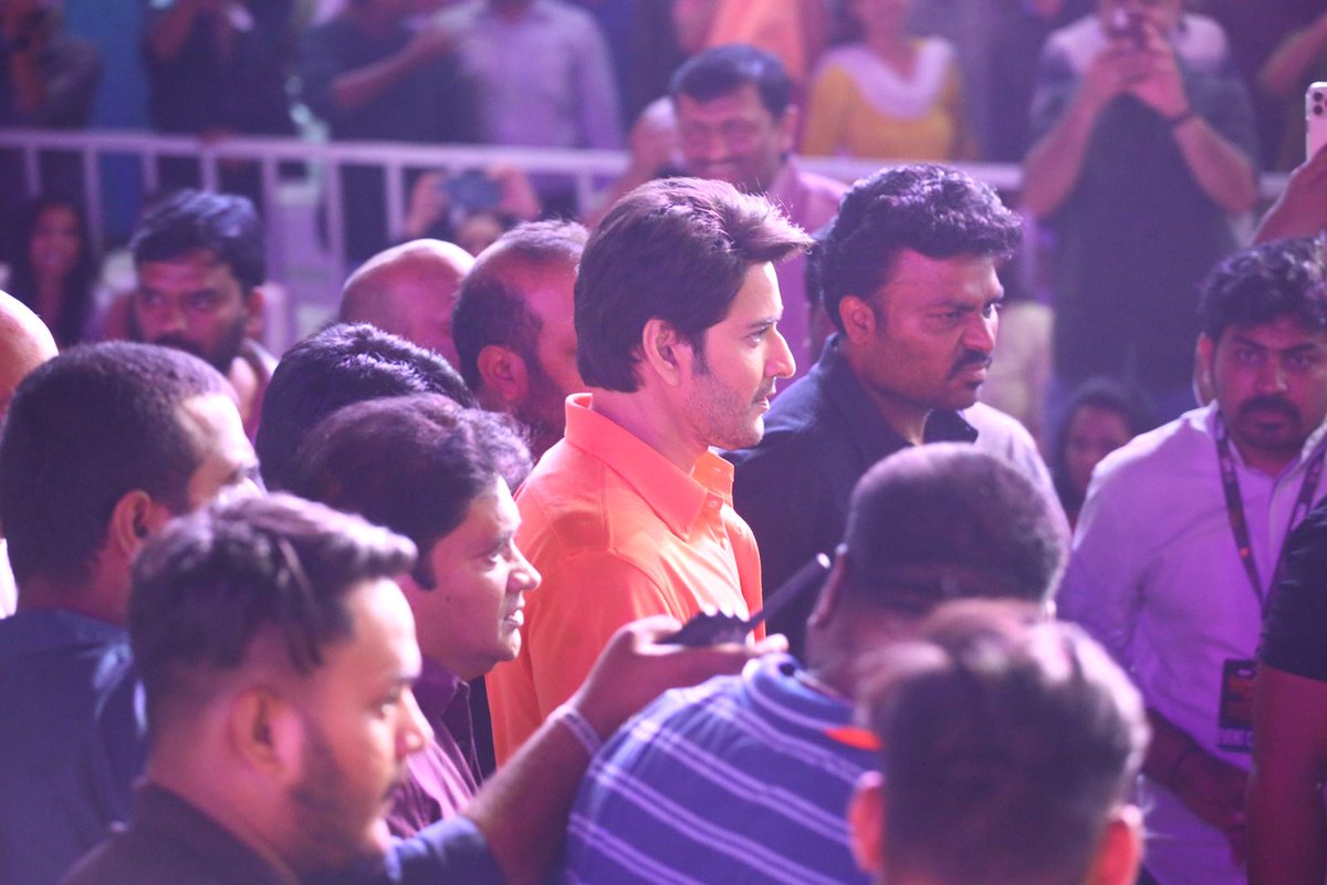 MBofficialTeam's tweet photo. ❤️‍🔥❤️‍🔥❤️‍🔥

Watch the Grand #SVPPreReleaseEvent Live Now!
- https://t.co/dNrpRiUKev

#SarkaruVaariPaata #SVPMania #SVP @urstrulyMahesh https://t.co/FVMksrqVBO