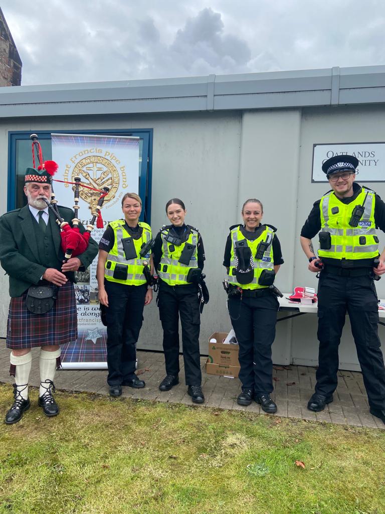 GlasgowSEPolice's tweet photo. Thanks to all today who came out to the Oatlands Community Hub to get their bike marked with @bikeregister and and big thank you to the Special Constables that came out to help the Gorbals community team #CommunityPolicing https://t.co/ecb85oKXI3