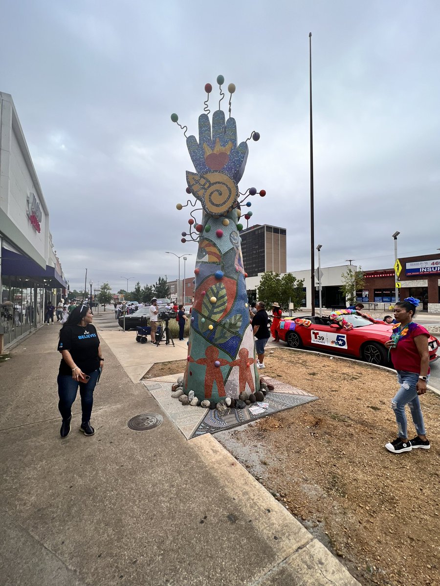 QWalker1984's tweet photo. Dream team. Crusaders Working and thanking the community. Cinco De Mayo parade. #Att #Texfactor #IHX @dreagonz14 @LEX_NTX @CoachJazzyJ https://t.co/J9HXmN8P87