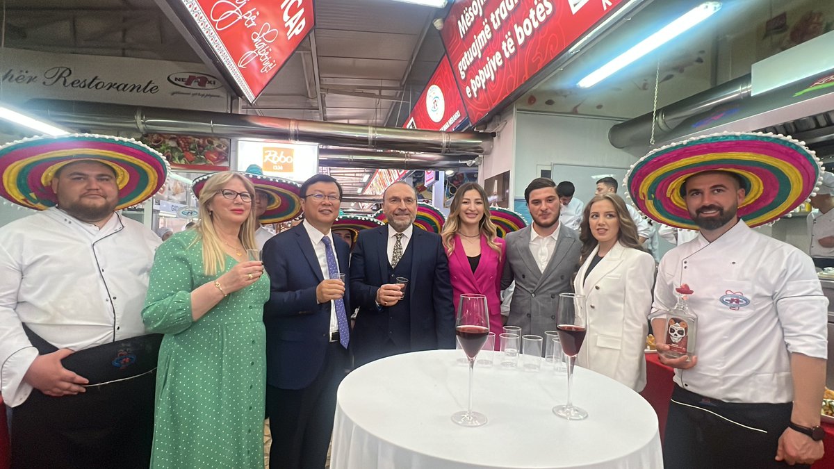 ChinaembassyT's tweet photo. 1/3 Ambasadori Zhou Ding mori pjese ne Neranxi Food Festival 2022, duke e vleresuar si nje panair nderkombetar i kulinarise qe eshte shume i larmishem dhe fantastik🎉🎉! https://t.co/8BMZYhsVjf