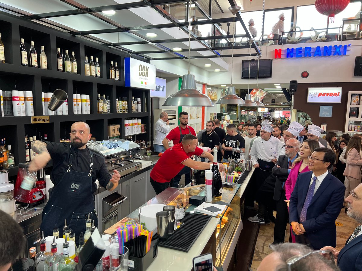 ChinaembassyT's tweet photo. 1/3 Ambasadori Zhou Ding mori pjese ne Neranxi Food Festival 2022, duke e vleresuar si nje panair nderkombetar i kulinarise qe eshte shume i larmishem dhe fantastik🎉🎉! https://t.co/8BMZYhsVjf