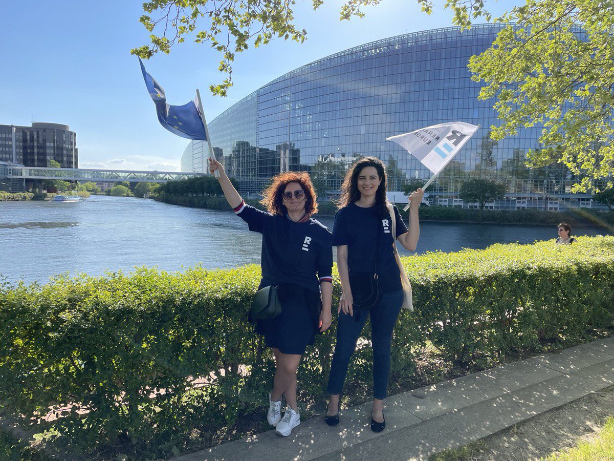 RenaissanceUE26's tweet photo. Avec @ORanguelova @RenaissanceUE62 pour la grande marche pour l'Europe 🇪🇺🎉🇪🇺#Strasbourg 
Avec @ValerieHayer @GrudlerCh @RenaissanceUE https://t.co/37xDweJ0OT