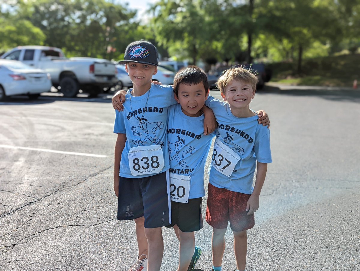 MoreheadStars's tweet photo. A GREAT way to start a STAR morning! @KidsRunGOFAR hosted a beautiful and fun event for our young runners and their families! @MESdanceco @vFowlerRocks10 @judyfowler @GaryKight @GCSchoolsNC Thanks for organizing our school Mr. Kight! https://t.co/QWn7Qycb9r