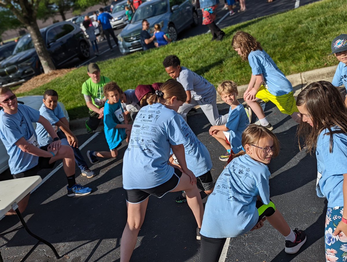 MoreheadStars's tweet photo. A GREAT way to start a STAR morning! @KidsRunGOFAR hosted a beautiful and fun event for our young runners and their families! @MESdanceco @vFowlerRocks10 @judyfowler @GaryKight @GCSchoolsNC Thanks for organizing our school Mr. Kight! https://t.co/QWn7Qycb9r