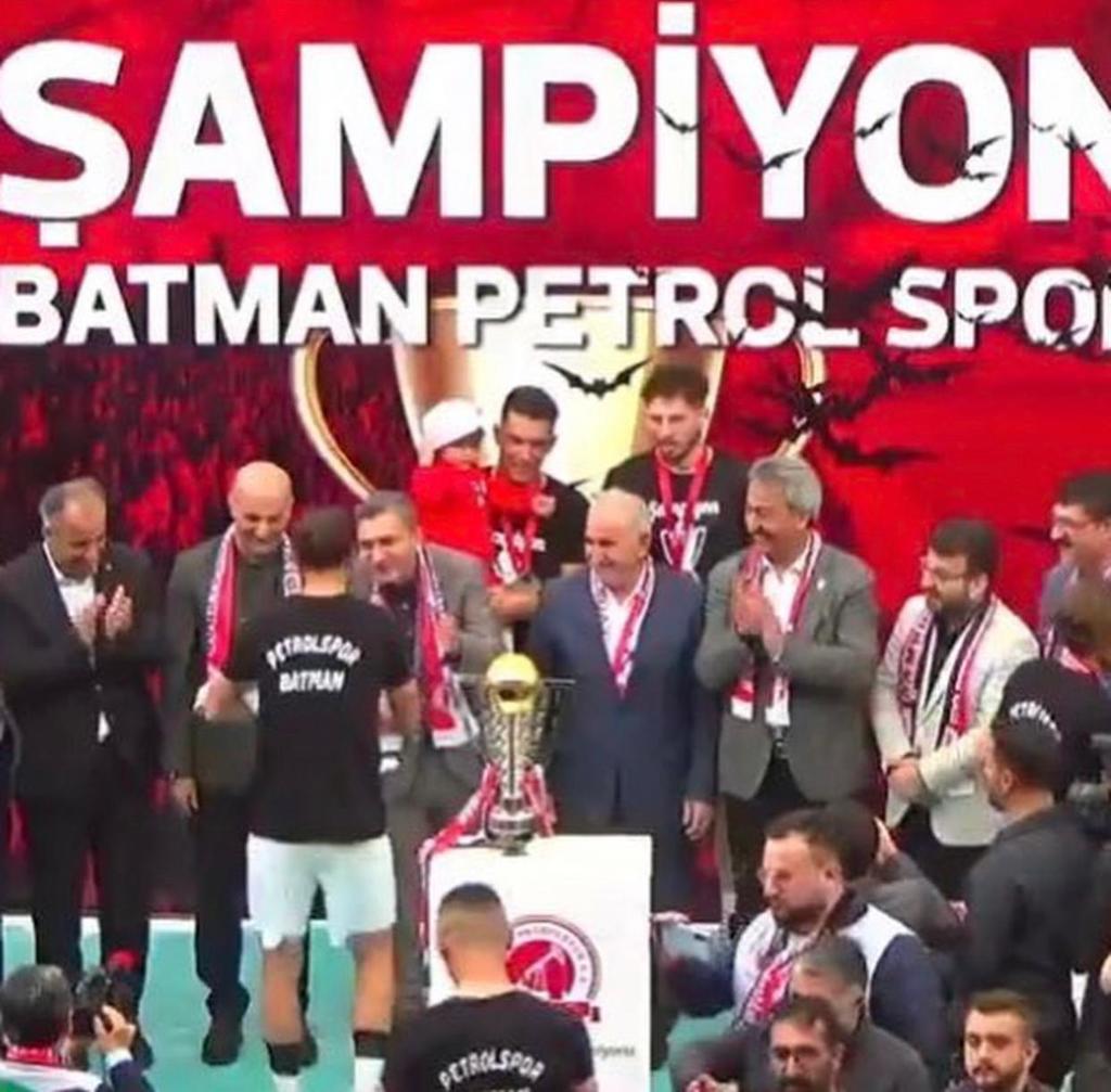 Şampiyona, hakkettiği kupa teslim edilmiştir.
Şunu inanarak ifade ediyorum ki, Batman takımına sahip çıksın, Önümüzdeki sezon neden 1. Ligde oynamayalım ki?
Batmana birlik yakışır...
