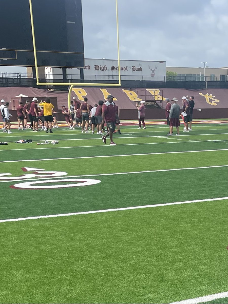 COACHSWAC's tweet photo. @SC_BulldogFB #LeadDog @CoachKRHarrison watching over the #TrenchMob #LineManChallenge #LetThemDogsEat https://t.co/XSmlJIUIDK