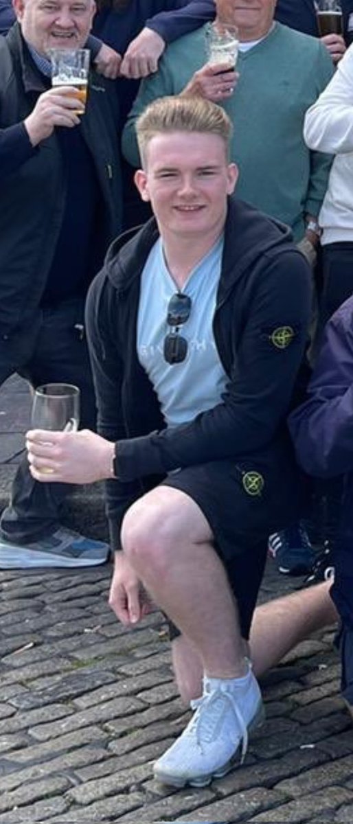 badge_is_in's tweet image. Double #badgein 😍.

This lad is experienced.

Pint in his left hand, lovely side on position to show off the top badge.

The knee placement for the 2nd badge is something out of a primary school photo day playbook, exceptional.

9.6/10.