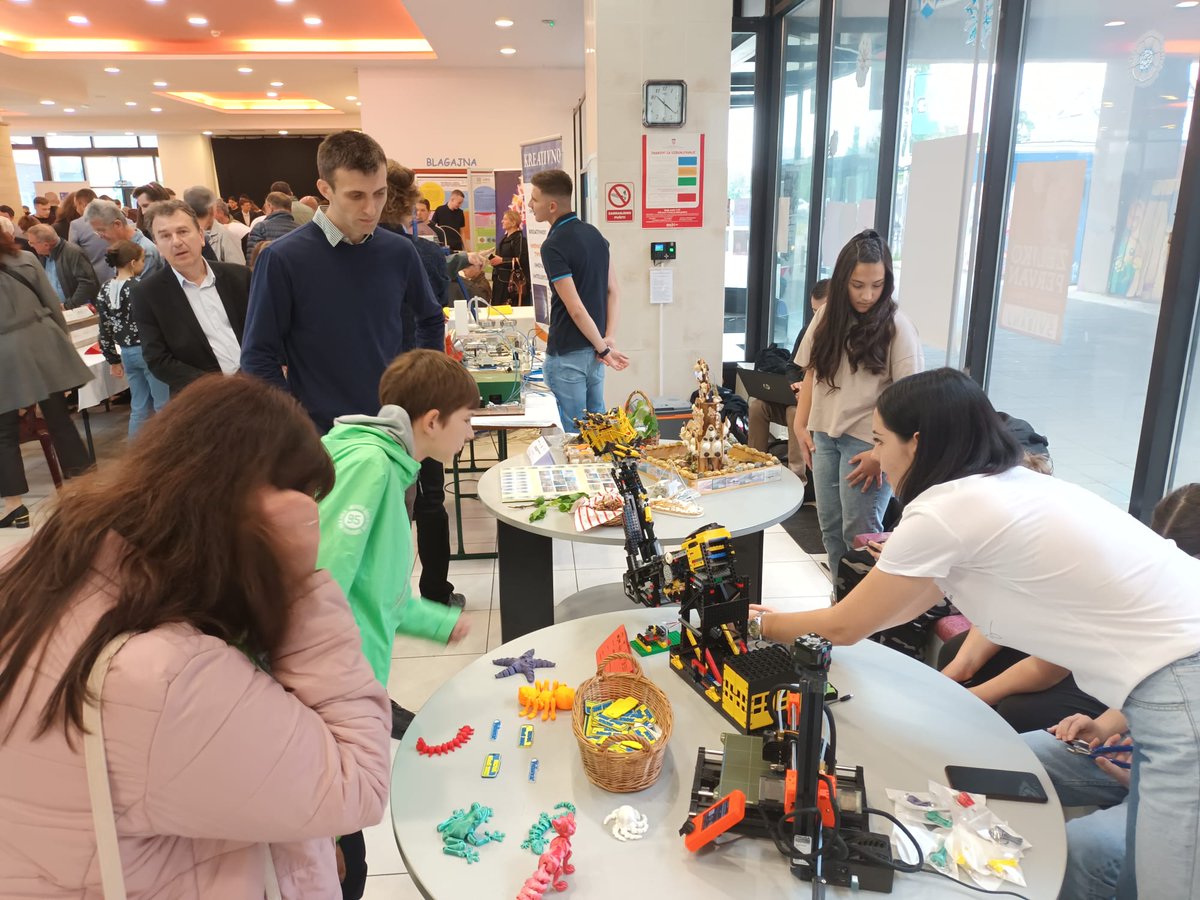 INOVA-MLADI 2022. #LEGO robotska ruka #inova #creativity #Robotics #3Dprinting #SDGs #etwinnig <a href="/eTwinningHR/">eTwinning Hrvatska</a> #thegreenchangemakers <a href="/dsijanov/">Davor Šijanović</a> <a href="/katarinaajvkc/">Katarina Jovakarić</a> &amp; Lara