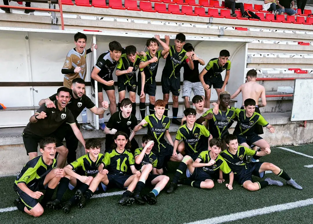 EFGava's tweet photo. 🔵🔵CLUB @EFGava 
💚💙 INFANTIL A

✅L'infantil A aconsegueix L'ASCENS A DIVISIÓ D'HONOR després de vèncer aquesta tarda a Tortosa.

💯Moltes felicitats per la gran temporada.

🏆SOM DE DIVISIÓ D'HONOR🏆

💙💚⚽

#EFGavà #SomEFG https://t.co/X7v8zzyAYB