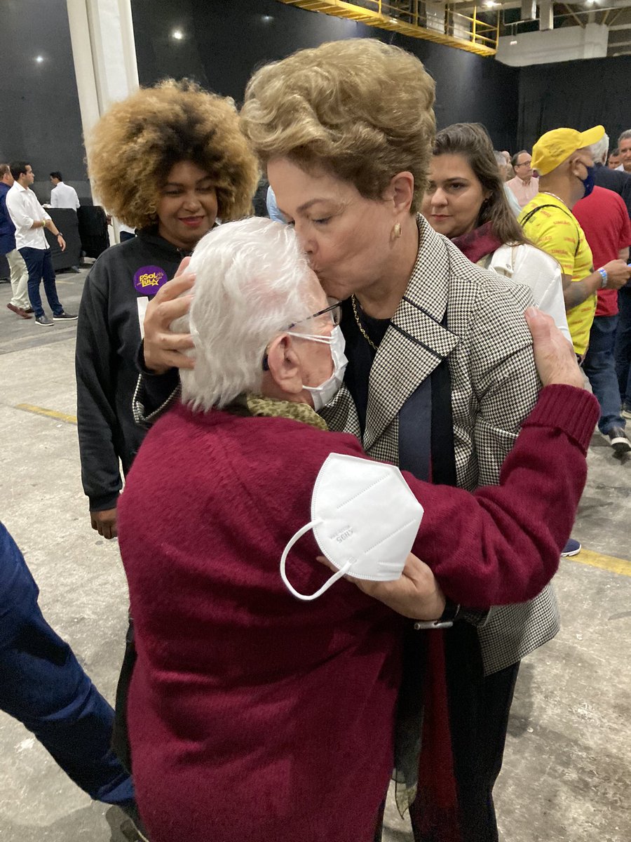 Que encontro lindo! A primeira mulher eleita prefeita de São Paulo, ao lado da primeira mulher eleita presidenta da República, <a href="/dilmabr/">Dilma Rousseff</a> #LulaPresidente2022