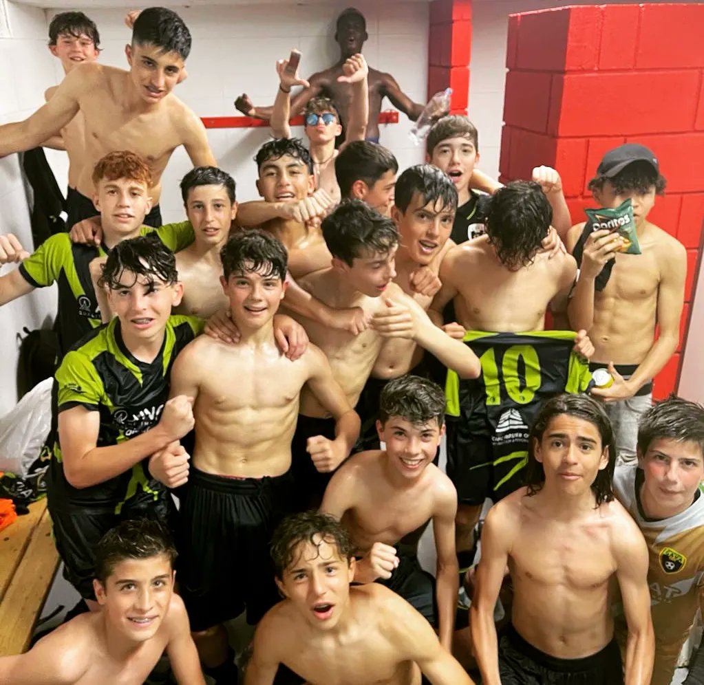 EFGava's tweet photo. 🔵🔵CLUB @EFGava 
💚💙 INFANTIL A

✅L'infantil A aconsegueix L'ASCENS A DIVISIÓ D'HONOR després de vèncer aquesta tarda a Tortosa.

💯Moltes felicitats per la gran temporada.

🏆SOM DE DIVISIÓ D'HONOR🏆

💙💚⚽

#EFGavà #SomEFG https://t.co/X7v8zzyAYB