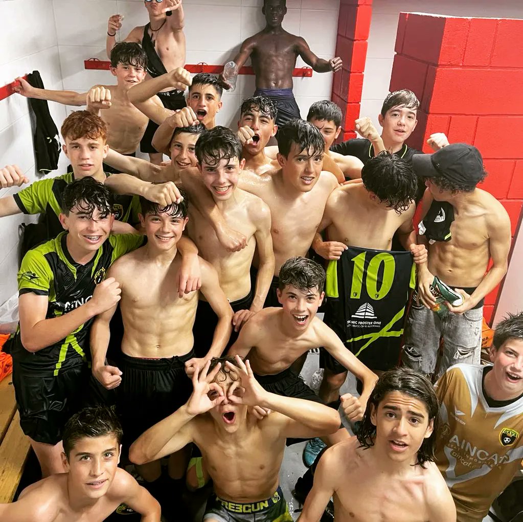 EFGava's tweet photo. 🔵🔵CLUB @EFGava 
💚💙 INFANTIL A

✅L'infantil A aconsegueix L'ASCENS A DIVISIÓ D'HONOR després de vèncer aquesta tarda a Tortosa.

💯Moltes felicitats per la gran temporada.

🏆SOM DE DIVISIÓ D'HONOR🏆

💙💚⚽

#EFGavà #SomEFG https://t.co/X7v8zzyAYB