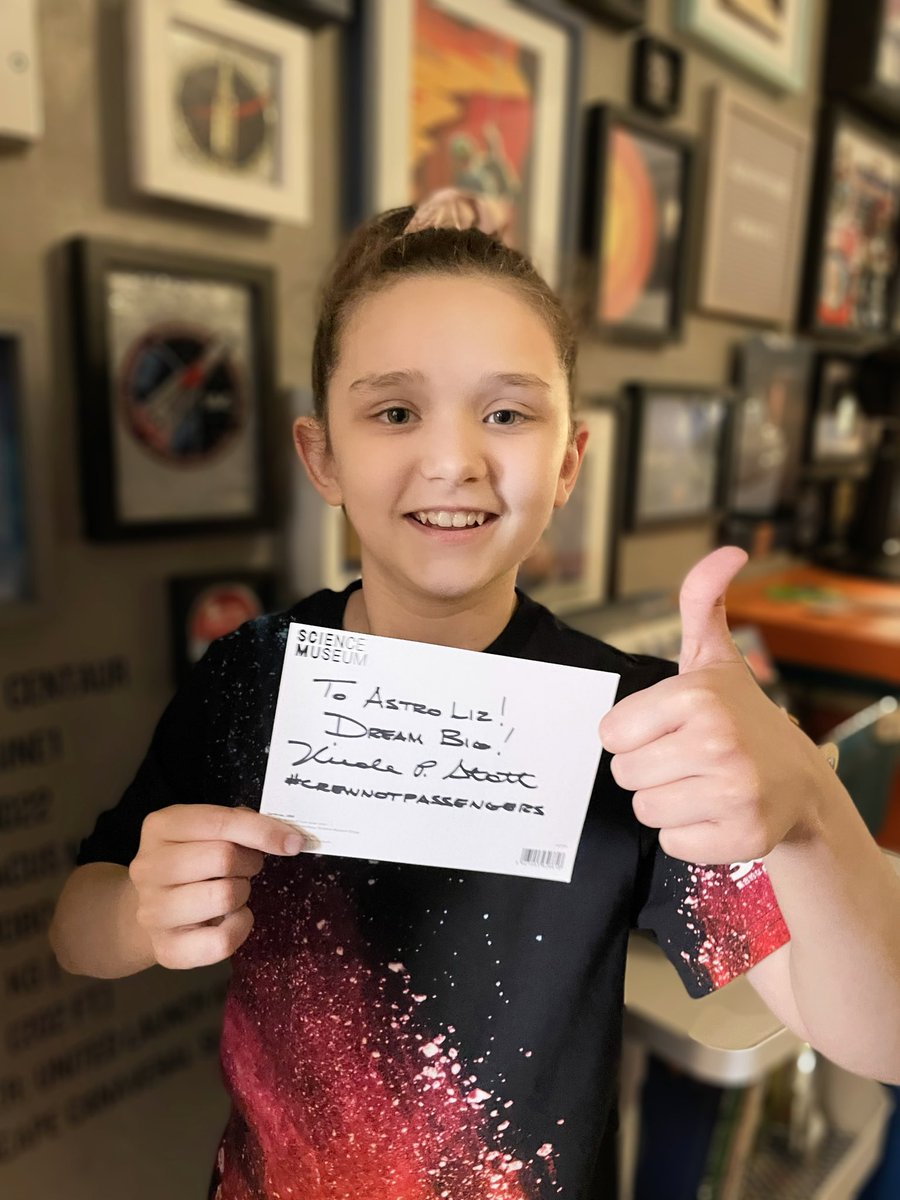 AstroLizsLab's tweet photo. Thank you so much @OrbitalTaco for getting this out of this world #space postcard signed by super inspiring @Astro_Nicole for me! 😍 I can’t wait to show my friends at school! 🚀💌#AimHigher #SpaceMail #AstroLiz https://t.co/wGQPhtQ9oL