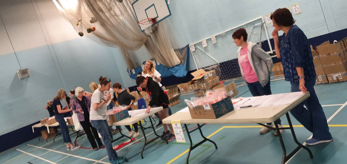 MDRunningClub's tweet image. Afternoon number pickup at Race HQ today, all action stations ready for tomorrow's #MarketDrayton10k Good luck everyone from all the team at MDRC 😊 🧡🖤🧡🖤