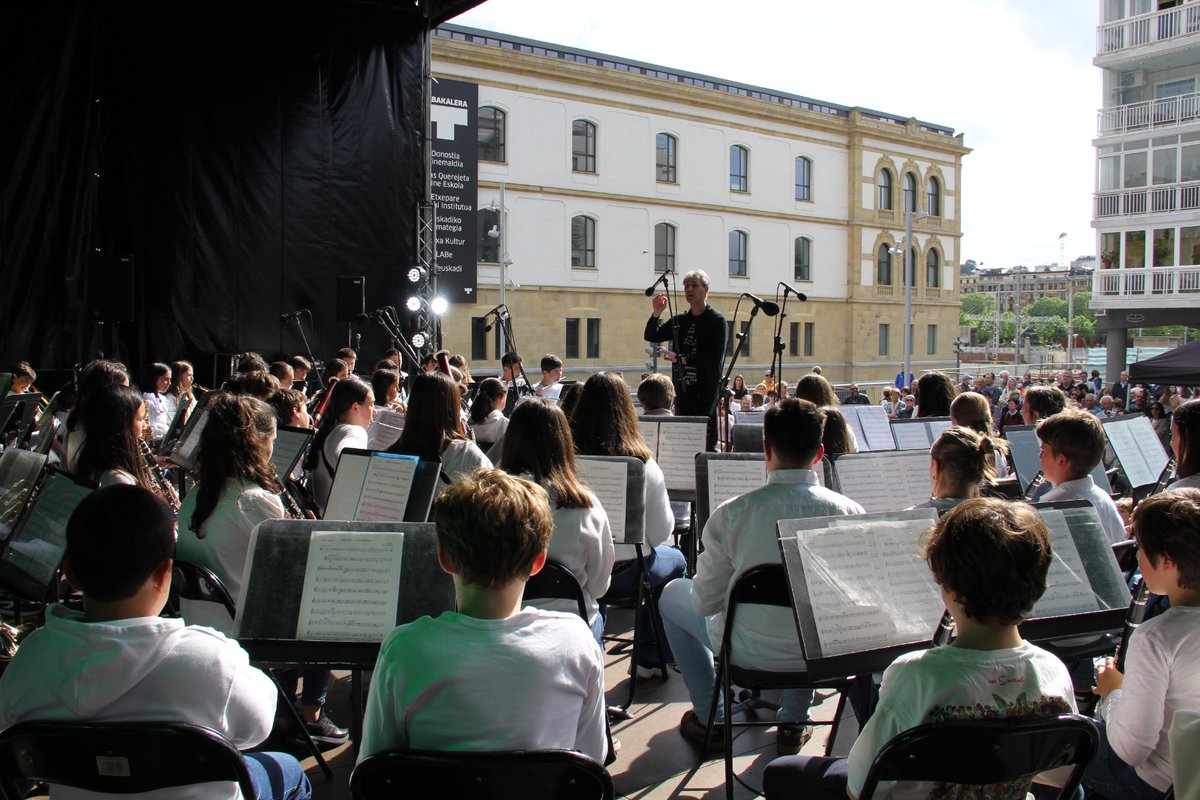 DSSMusikaEskola's tweet photo. 🎶Seguimos adelante con EMUSIK 2022, disfrutando del ambientazo de ayer; recordad que hoy volveremos a estar aquí a partir de las 17:00, ¡Esta vez con una actuación "gamberra" de los profesores!
.
#Emusik
#Emusik2022
#Donostia
#Sansebastian
#DonostiaEskola https://t.co/QTxjG5LoJQ