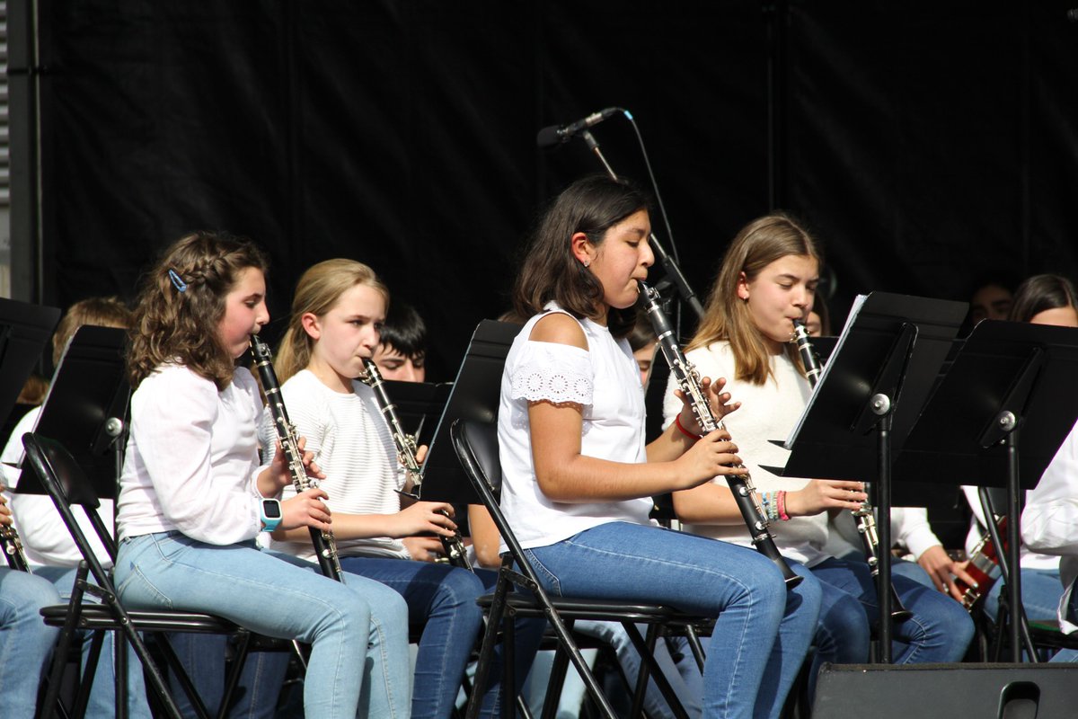 DSSMusikaEskola's tweet photo. 🎶Seguimos adelante con EMUSIK 2022, disfrutando del ambientazo de ayer; recordad que hoy volveremos a estar aquí a partir de las 17:00, ¡Esta vez con una actuación "gamberra" de los profesores!
.
#Emusik
#Emusik2022
#Donostia
#Sansebastian
#DonostiaEskola https://t.co/QTxjG5LoJQ