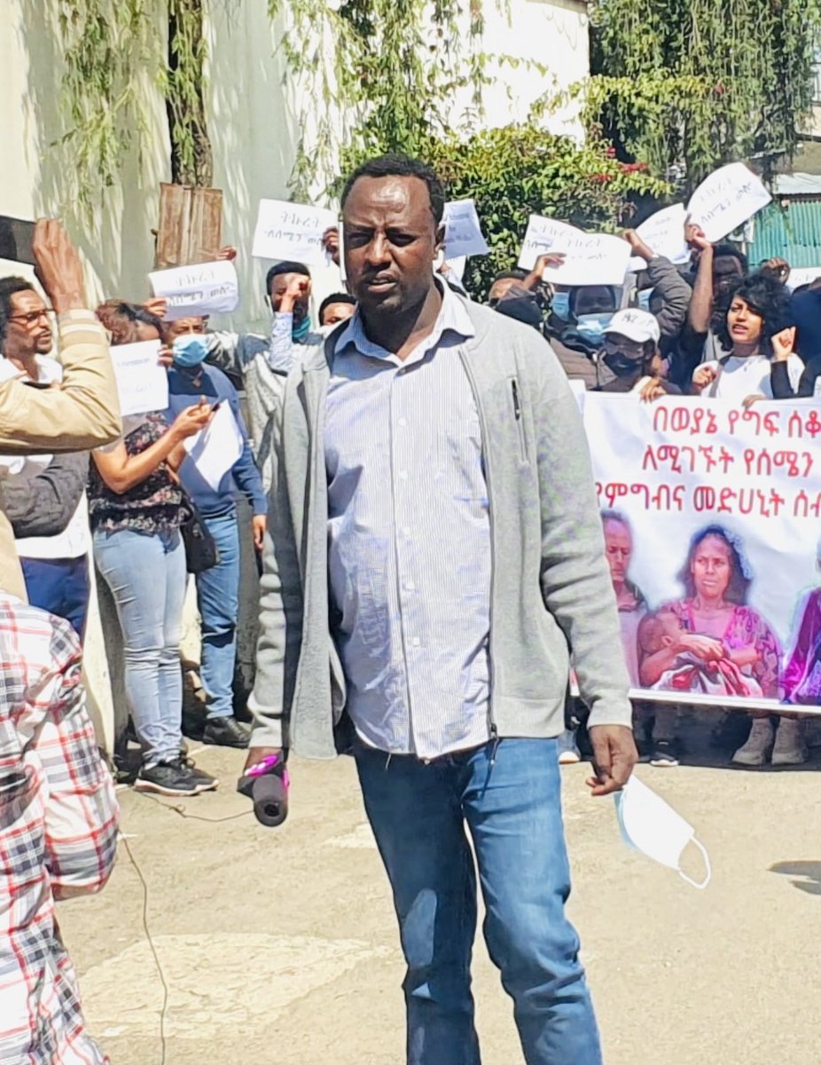 behailuuuu's tweet photo. ሰዎች ታምራት ነገራ ከእስር እንዲፈታ ያሳየነውን አጋርነት በክፉ ጊዜ ድምጽ የሆነልን ለጋዜጠኛ ጎበዜ ሲሳይ አቅማችን በፈቀደ ሁሉ፥ እዚህ መንደር ደሞ TWEET &amp; RETWEET በማድረግ አጋርነታችን እናሳይ።

ጎበዜ ሲሳይ የት ነው?
#FreeGobezeSissay https://t.co/49Ng5Q5uaH