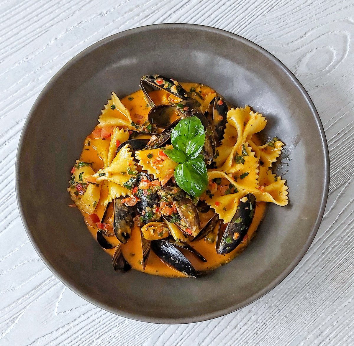 alanhigginschef's tweet photo. Farfalle, roaring Bay mussels, spicy nduja sausage cream sauce, garlic, parsley. https://t.co/1yiZneIjZD