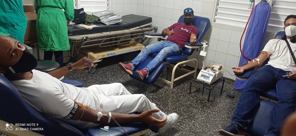 CombiomedC's tweet photo. ¡Las imágenes hablan por sí solas!

🩸Desde muy temprano en la mañana, los trabajadores de @CombiomedC presentes en las donaciones de sangre para contribuir a preservar vidas.

Eso es Cuba, ¡fraternidad, paz y amor!❤
#HotelSaratoga 
#FuerzaCuba https://t.co/0iRaEndlyI