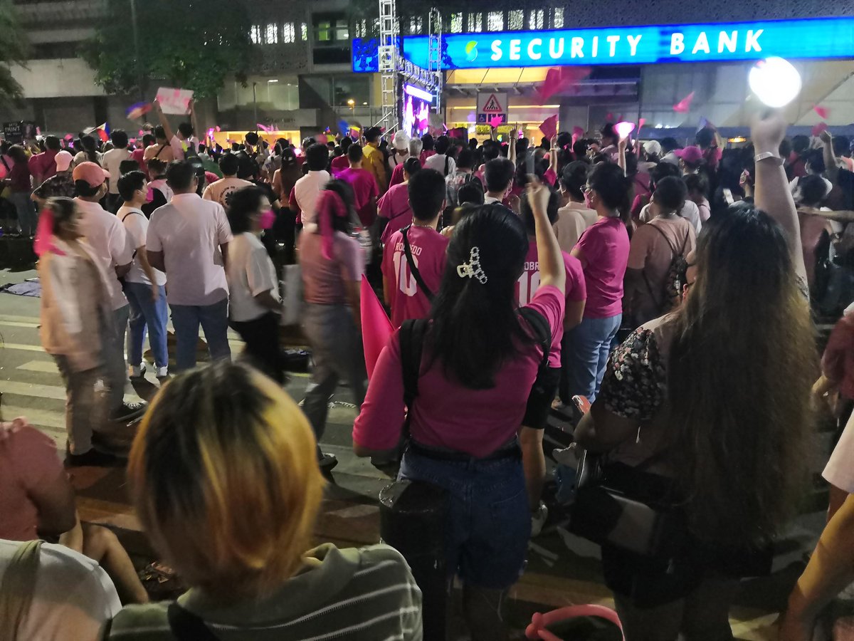 niiiimzzzz's tweet photo. I need to know her name. Please help me find this girl wearing white and green stripes 🙏 #MakatiIsPink #PilipinasIsPink #LeniKikoMitingDeAvance https://t.co/evVpQwiJ5B