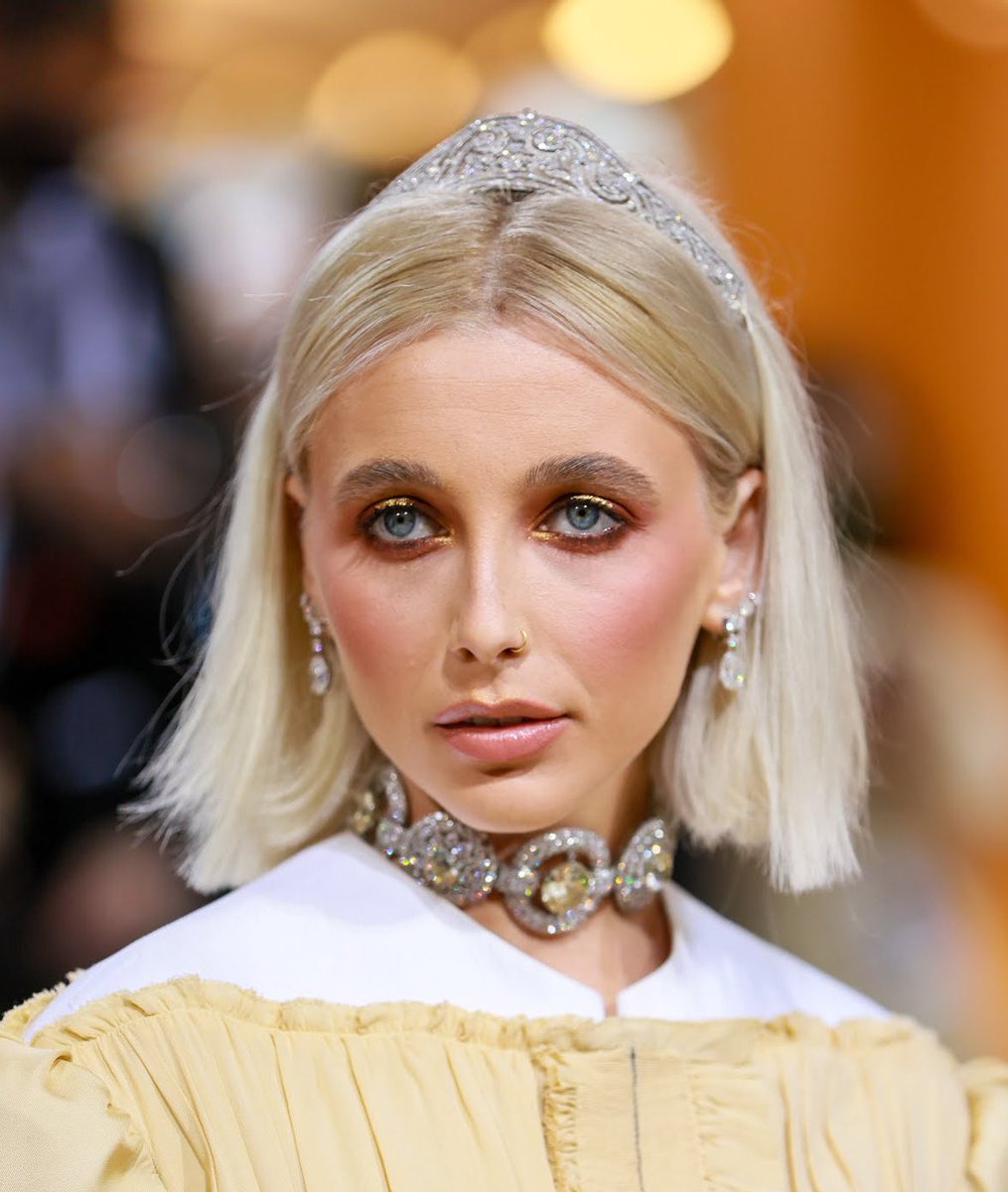 popreset_'s tweet photo. While we are talking about Kim Kardashian wearing Marilyn Monroe’s dress can we talk please also talk about how Emma Chamberlain literally wore Maharaja Of Patiala’s Cartier Diamond Choker https://t.co/nrD6dUWS7Y