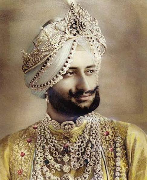 popreset_'s tweet photo. While we are talking about Kim Kardashian wearing Marilyn Monroe’s dress can we talk please also talk about how Emma Chamberlain literally wore Maharaja Of Patiala’s Cartier Diamond Choker https://t.co/nrD6dUWS7Y